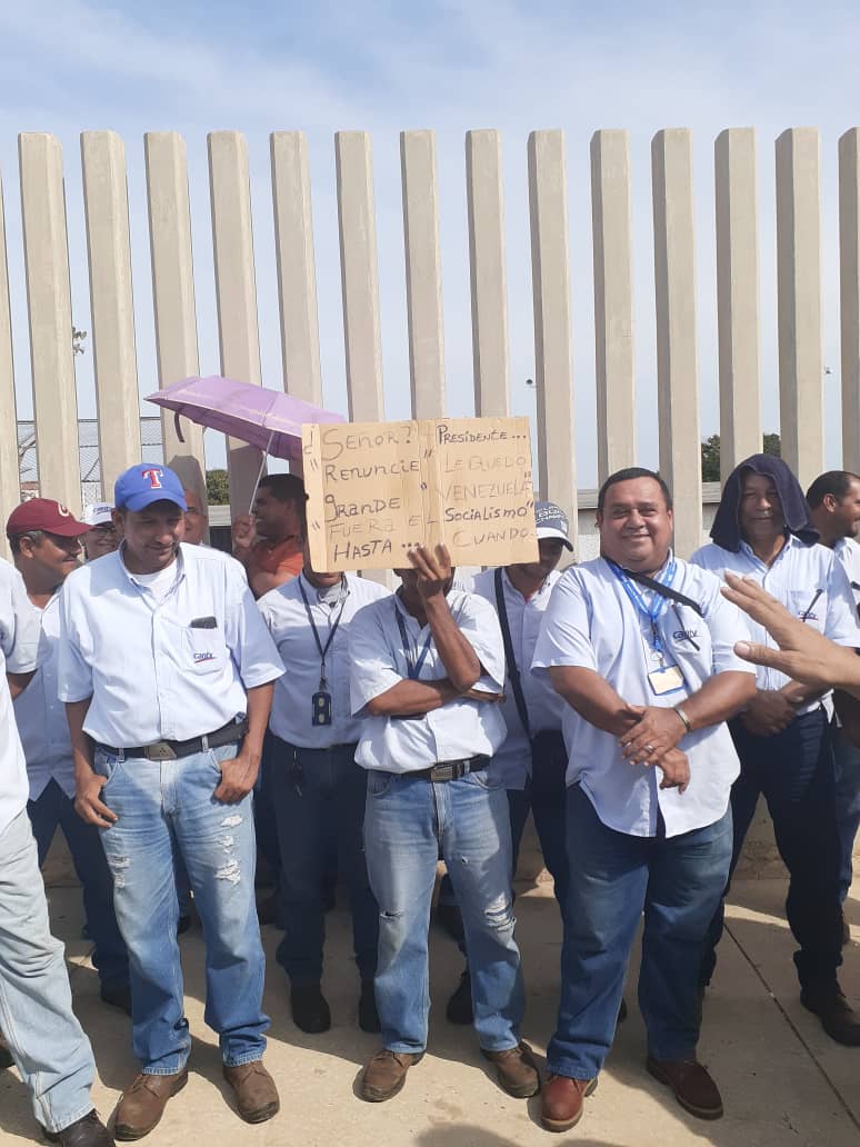 EVENJOSE's tweet photo. Trabajadores de CANTV MARACAIBO, realizaron Asamblea de calle para accionar contra le negación de facto por parte del règimen de iniciar las negociaciones de la convención colectiva, vencida hace 10 meses https://t.co/XZzKjTtkgk