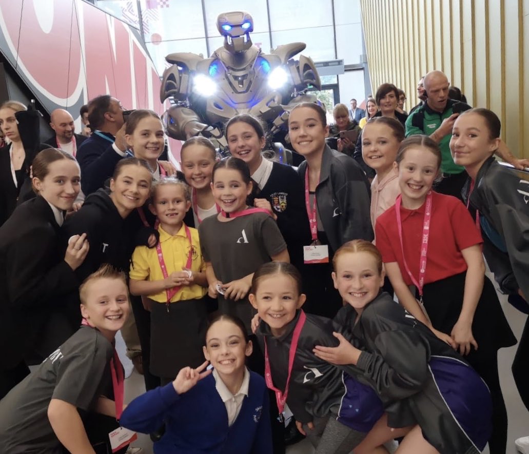 With the talented dancers from <a href="/AnlabyStudios/">Anlaby Studios</a> performing @bonusarenahull with this lovely fella <a href="/TITANtheROBOT/">Titan the Robot</a> for #TechExpoHumber #ClimateCrisis #stopairpollution