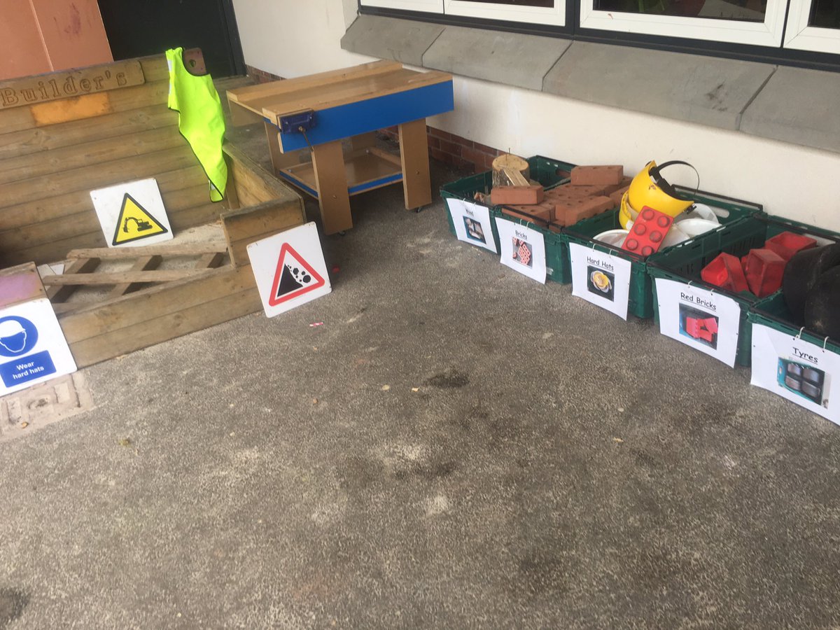 Developing the construction area @LawfieldPS @MidEarly @ELCScotGov @EducationScot 

Learning to manage risk, protect others and keep myself safe.

#earlyyears 
#healthandwellbeing 
#riskyplay
#Sharingpractice