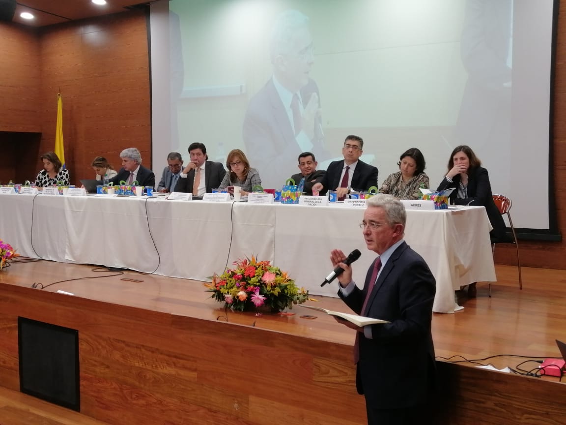 SenadoGovCo's tweet photo. #ComisiónVII El s. @AlvaroUribeVel sostuvo que las cajas deberían ser líderes en trabajar asociativamente. "Hay que revisar si el número real de cajas de compensación es conveniente para el país" #DebateEPS https://t.co/rY09jUxnPF