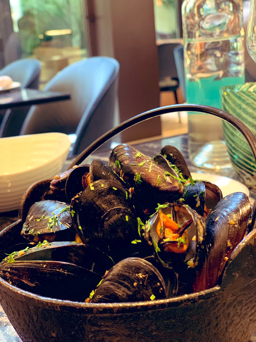 BCNFashionPress's tweet image. 😋 ¿Os apetece un arroz de pato con castañas y foie?
▫️ #LiniaBarcelona mediterranean brasserie in the heart of Barcelona
@AlmanacHotels 
 📸 @BCNFashionPress 
#liniabarcelona #barcelonarestaurants #gastronomia #braseria #foodie