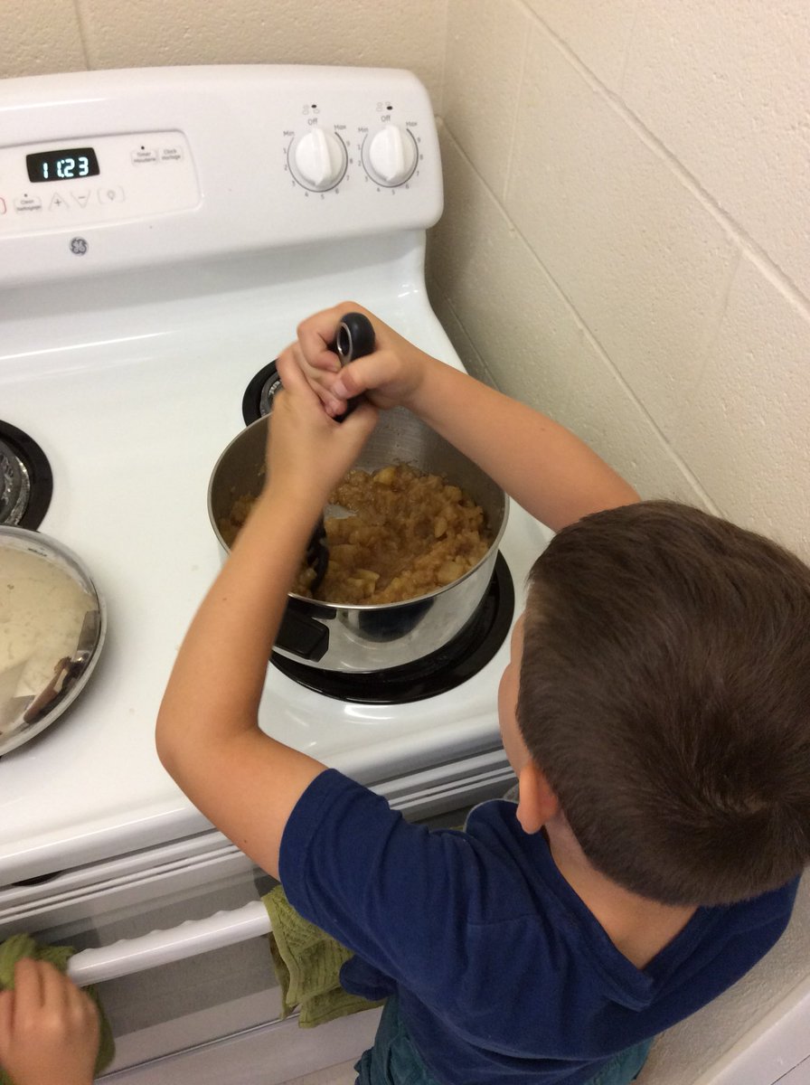 MarjoleinVyse's tweet photo. Making applesauce in Grade 1 as part of our apple inquiry #jdps #TastyTuesday #healthysnack https://t.co/06OOXXMinX