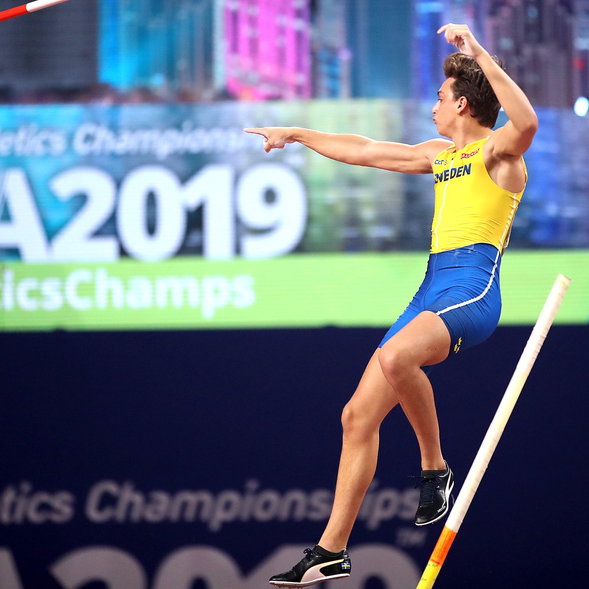 "You're the man"
"No, you're the man"

Either way, both <a href="/samkendricks/">Sam Kendricks</a> and <a href="/mondohoss600/">Mondo Duplantis</a> are over 5.97m!

#WorldAthleticChamps