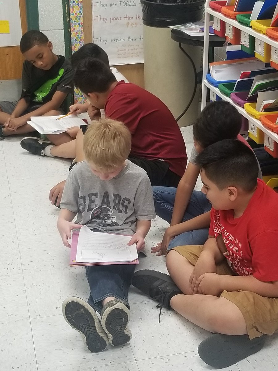 MrsKapotasClass's tweet photo. Fifth graders are working with their second grade "Learning Buddies" to give a compliment and a suggestion for editing their writing!  @MsAcosta220 @CArmendarizMxwl @SunnyHill220 #fifthgradeleaders #learningbuddies https://t.co/baxirpmKU5