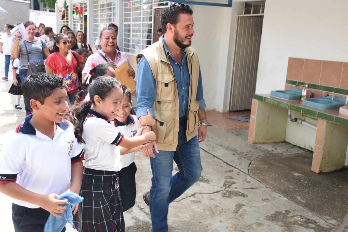 cirilovazquez's tweet photo. A través del programa #SumandoVoluntades seguimos apoyamos a nuestra comunidad, por ello visite la Escuela Primaria Benito Juárez, en la Colonia #CerroAlto, para ayudarles con la construcción de techados y con la compra de climas para las aulas del colegio.#cosoleacaque https://t.co/S56LZ8N24q