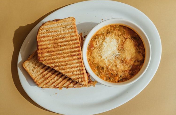 la_cafeteriard's tweet photo. BBQ Chicken🤤 con pechuga de pollo bbq, tocineta, aros de cebolla frita y queso cheddar. Acompañado de la sopa de tu preferencia.
---
#panini #soup #bbq #yummy #delicious #foodporn #bacon #squareonecafe #s1lovers #santiago #cibao #republicadominicana #rd https://t.co/9hWhq4g4YO