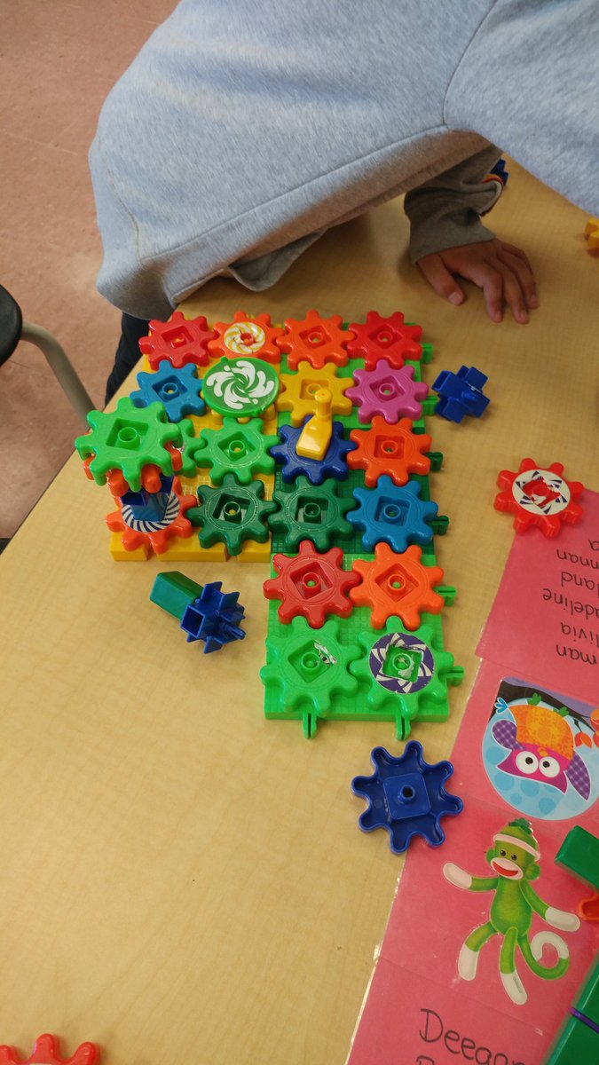 settolearn1's tweet photo. Design, build, and test. Did it work like you thought it would? If not, reflect, make a change and try again. #rvsed #CCAconnect #stemtime https://t.co/YnxNpJNrpv