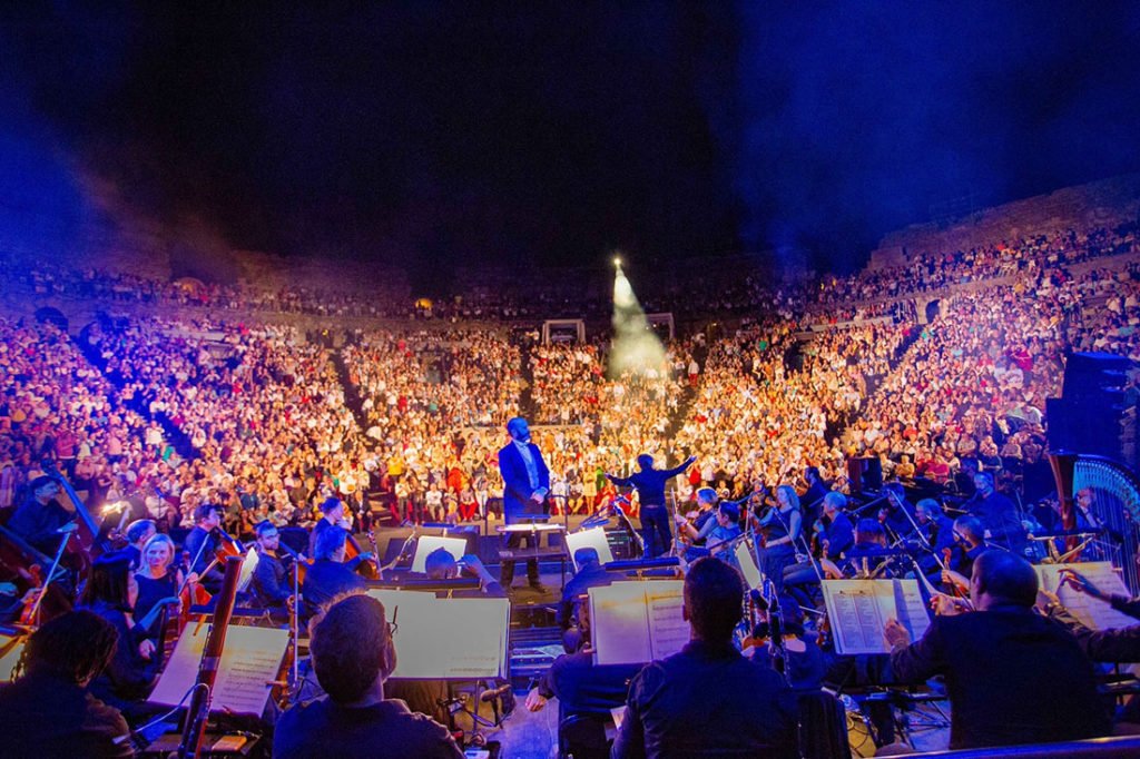 Más de 3.000 espectadores se dieron cita en el Teatro Romano de Mérida para ver a <a href="/RAPHAELartista/">𝗥𝗔𝗣𝗛𝗔𝗘𝗟</a> en el <a href="/STONEandMUSIC/">STONE&MUSIC FESTIVAL</a>  raphaelnet.com/raphael-pone-e… via <a href="/raphaelnet_com/">RAPHAELNET.COM</a>