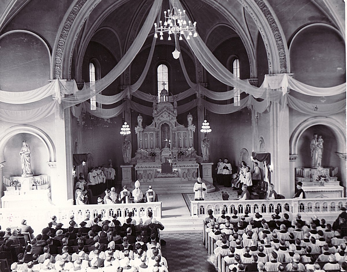 Owensboro1937's tweet photo. On Saturday, @KyHistSoc hosts Kentucky Ancestors Town Hall in Frankfort. Our own @HeidiTaylorCaud of @OboroArchives will have a table in the exhibit hall where genealogists &amp; family historians can ask her questions about researching Catholic ancestors! https://t.co/s1DCRvQIfn https://t.co/4pG9KFmUTa