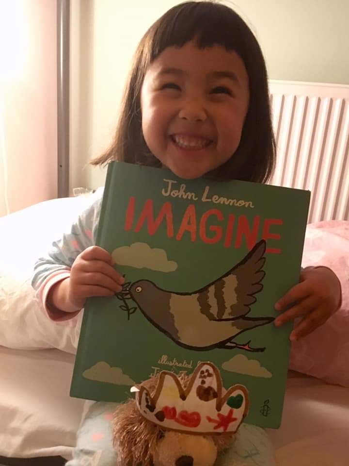 LingototES's tweet photo. We happily sang this book together at bedtime. There was nothing in this song that my daughter struggled to understand. I guess, in children’s wonderful little minds the world is meant to be like this. ❤️ #Imagine #Peace #ChildrensBooks #Reading #TuesdayThoughts https://t.co/kTTyhIFNjG