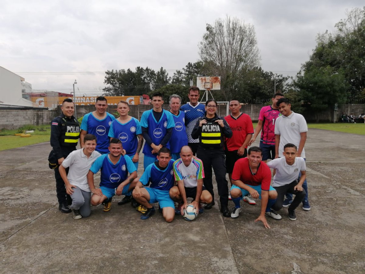 hazelca80147732's tweet photo. Actividad del Dia del Estudiante Monseñor. Colegio Monseñor Ruben Odio Herrera.
La oficina de operaciones de Desamparados tuvo un encuentro de futbol calle dentro de las instalaciones para romper con esa division entre Policia y estudiantes. https://t.co/YYC2OiNh9z
