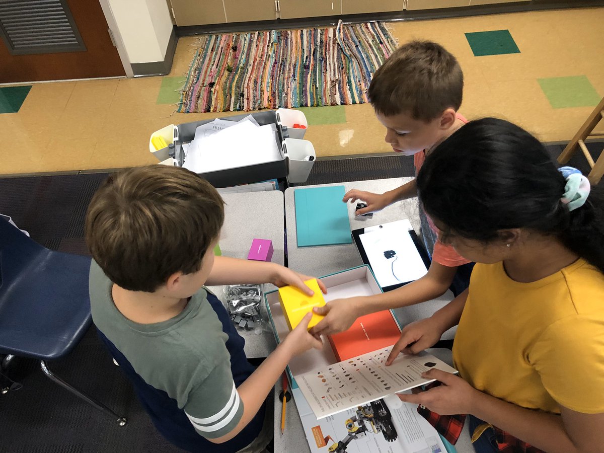 Lakemont_OCPS's tweet photo. Students in our 2nd-3rd Robotics Club are beginning to build their Jimu robots today.  Thank you Mrs. Waterbury and Ms. Barg! #OCPSSTEM @OcpsEast @drbradshaw_ocps https://t.co/FY6j7mwFzG