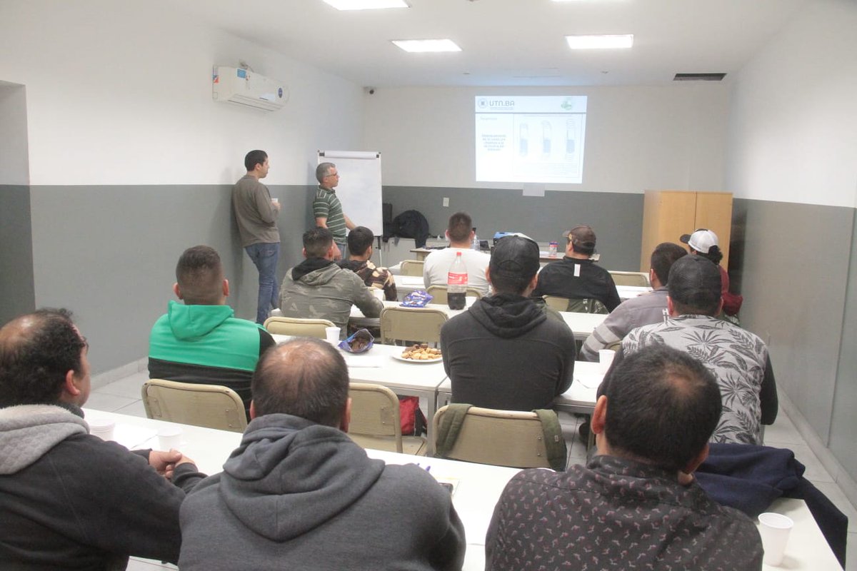 cgt_camioneros's tweet photo. 📌 #Capacitacion 
Trabajadores #camioneros se capacitan en los cursos de mecánica que se realizan en la empresa #Aesa, estás capacitaciones se llevan adelante gracias a un convenio firmado entre el Sindicato de Camioneros y la #UTN https://t.co/r3RlasmQYN