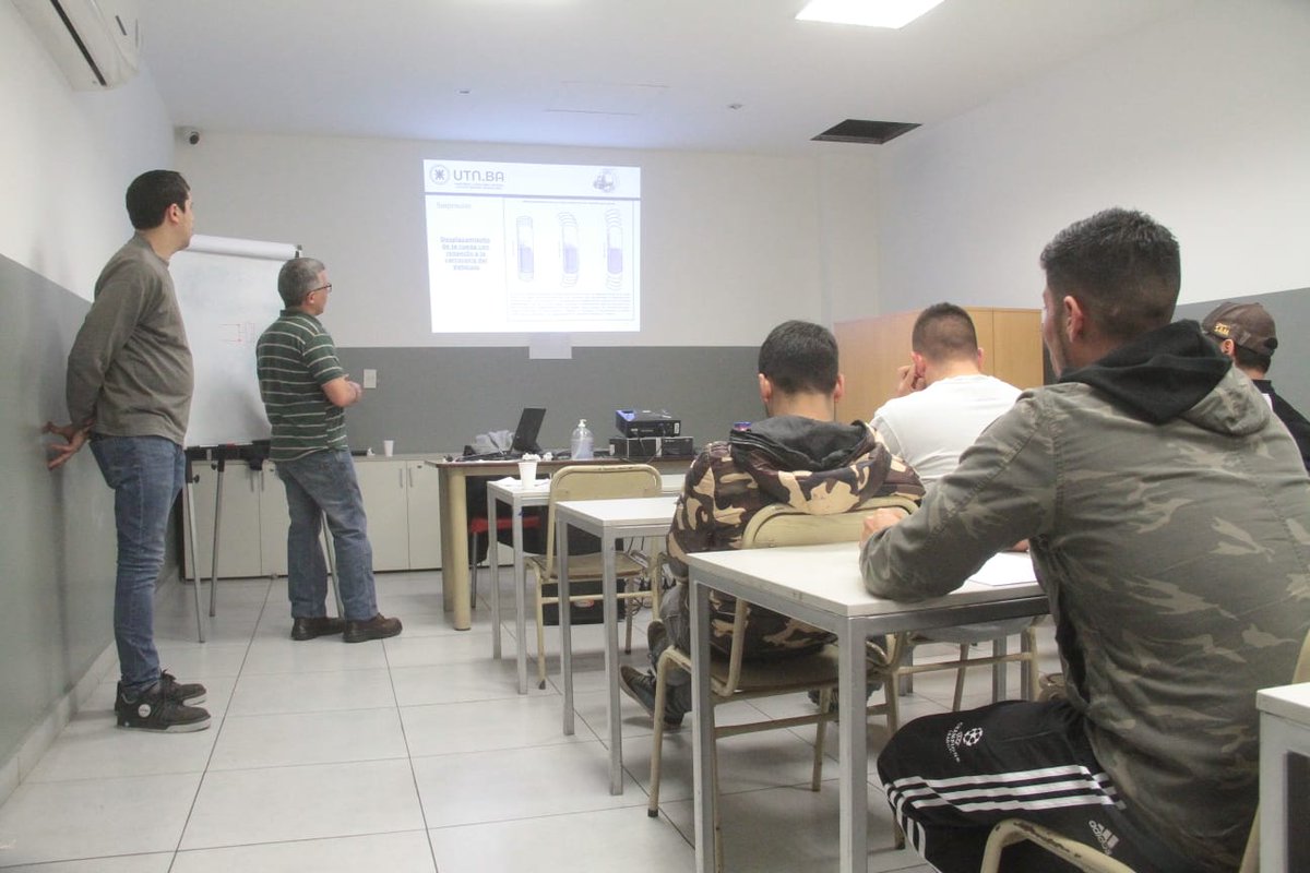 cgt_camioneros's tweet photo. 📌 #Capacitacion 
Trabajadores #camioneros se capacitan en los cursos de mecánica que se realizan en la empresa #Aesa, estás capacitaciones se llevan adelante gracias a un convenio firmado entre el Sindicato de Camioneros y la #UTN https://t.co/r3RlasmQYN
