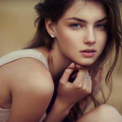 شذرات حب ---- من قلمي ----❤

اكتبك

في السطر ألف حكايه

واعانقك

في الليل ألف حلم 

رفقا ياعاشقي

بقلب يكاد يحتضر

وأنت كالنقطه في آخر السطر لا شيء بعدك
فلك وحدك كل كلماتي تخلع خمارها --------
فأنا ---- أعشقك -- جدا -- وجدا -- ياعاشقي

-----❤❤---- Rasha ------- ❤❤❤-----❤❤