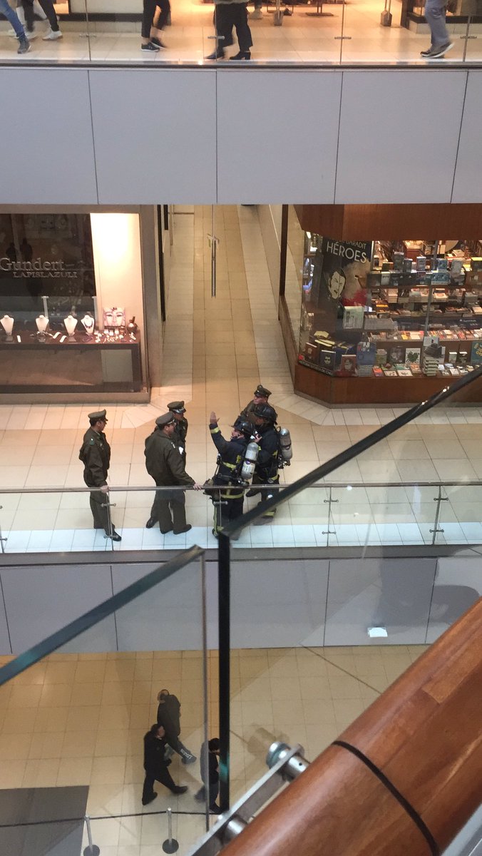 KLN_CR's tweet photo. Carabineros en baño del primer piso del #costaneracenter por suicidio con ingesta de cianuro, #bomberos y #carabineros en el lugar https://t.co/WziqTpaEhK
