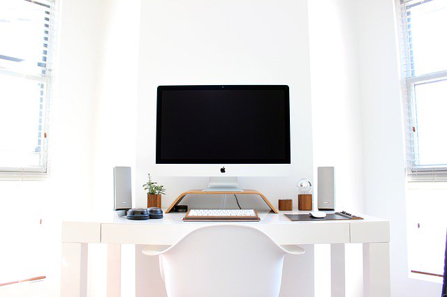DistantJob's tweet image. What makes a functional #remoteworkspace?
The ideal situation is a quiet, distraction-free space somewhere in the house – no reminder of the comfy couch a few feet away or the dishwasher that needs emptying.  ow.ly/4NKr50wvWt4