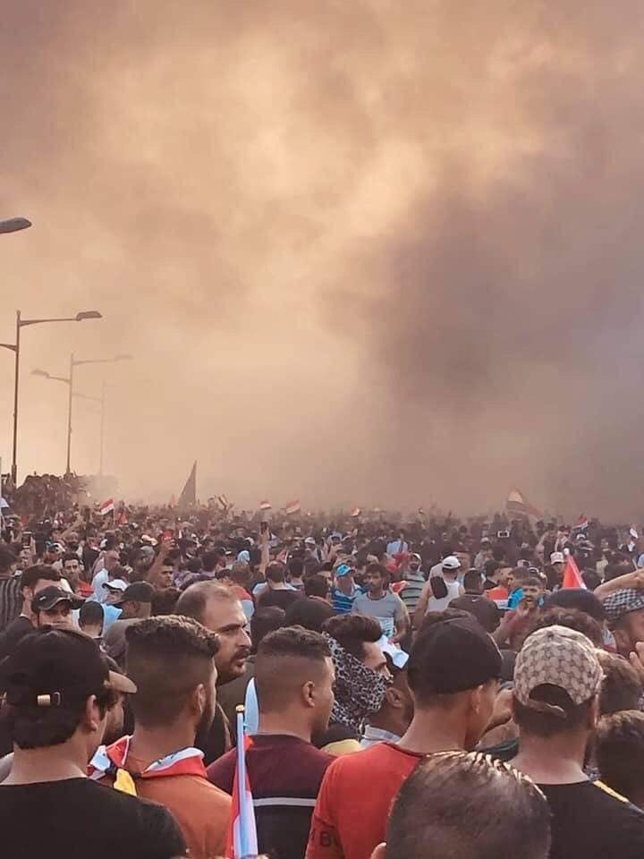 fadia11254375's tweet photo. بردا وسلاماً عليكم
الشعب والجيش يتعرضون للرصاص الحي والقنابل المسيلة للدموع  من مكافحة الشغب ❗ لاتعليق 
#save_the_iraqi_people 💔
#iraq https://t.co/guavWb4zdS