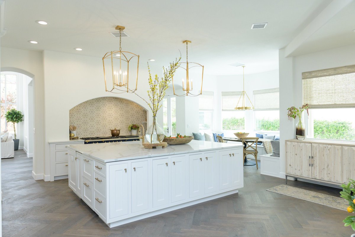 PropertyBrother's tweet image. French countryside chic does NOT have to mean outdated! To go #InsideTheDesign and see how @mrdrewscott and @mrsilverscott modernized this home’s aesthetic, click here: bit.ly/2nyMDMV #PropertyBrothers