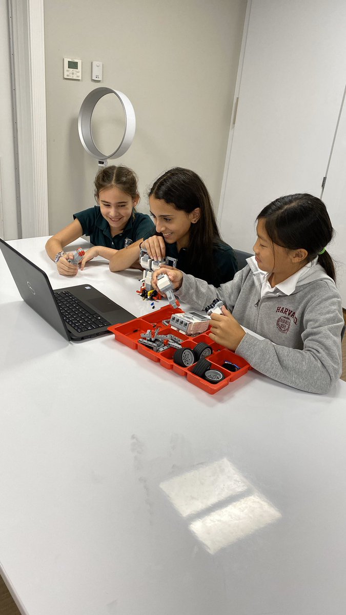 Agatorbites's tweet photo. Don’t be fooled by these smiles, these girls are building like bosses! #firstlikeagirl #firstlegoleague #corevalues #cityshaper #PineCrestRobotics #PCLowerSchool https://t.co/saQGBX0IaB