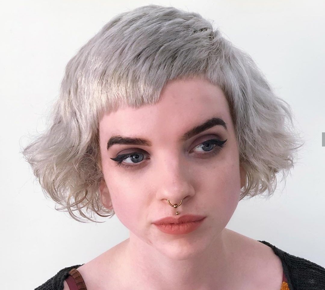 uae_eman's tweet image. قصيت شعري من كمن يوم، من يومها والدعوات الاجتماعية والعائلية تهل علي، طيب كان من الأول، الحين صعب، باقي أصبغه

#microbangs