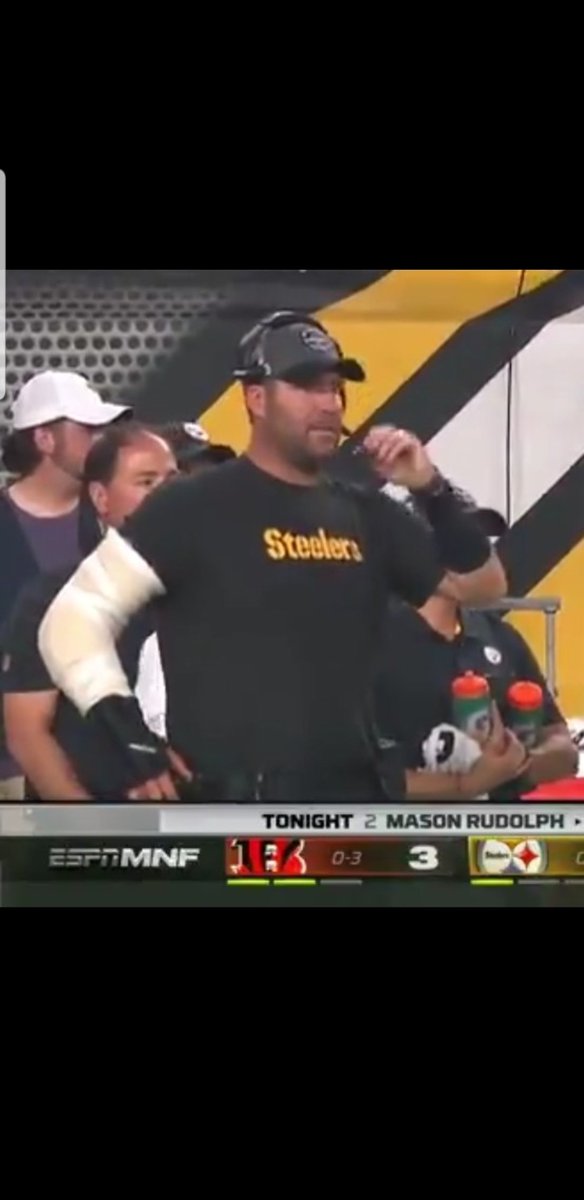 GavinRueb's tweet photo. Why dose Ben Roethlisberger look like Ricky Bobby after he broke his arm https://t.co/gIbCBnwERL
