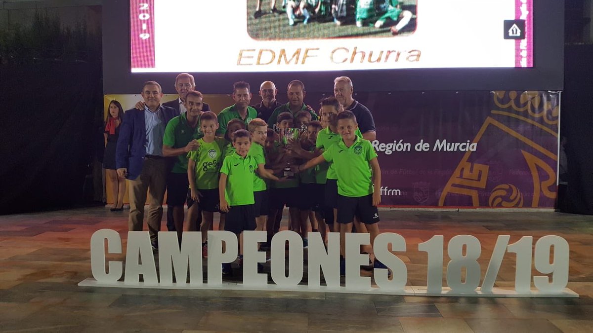 Esta tarde, en la gala del deporte de la ⁦⁦⁦<a href="/ffrm_es/">FFRM</a> ⁩, han estado presentes nuestros campeones de la categoría prebenjamín de la temporada 2018/19. Enhorabuena equipazo 💪🏽💚 Junto a ellos nuestro presidente ⁦<a href="/marianogesa71/">Mariano Albaladejo</a> ⁩, cuerpo técnico⁩ y coordinador.