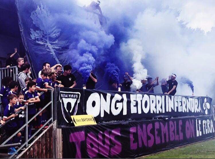 UltrasMadeinFR's tweet photo. CA Sallois (D2) - Aviron Bayonnais FC (N3) "Ultras Violets 09" (29/09/2019) CDF https://t.co/ctaDEw61W9