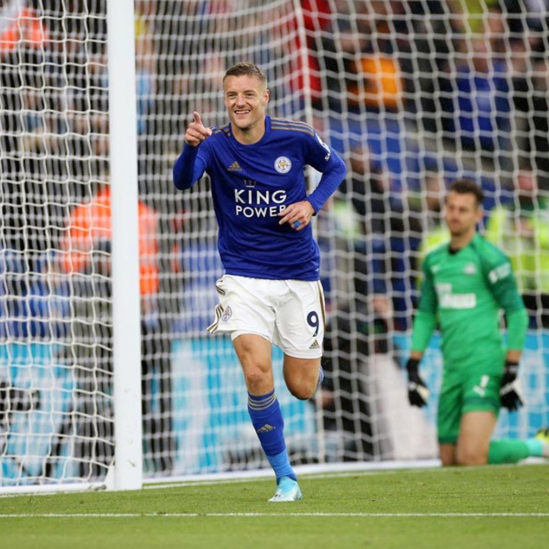 EndorsedDegree's tweet photo. Cristiano who? Sorry to break it to you, Ronaldo fans, but the Portuguese player's premier league goal record just got beaten by Jamie Vardy. The Leicester City player has now scored 85 goals in the PL...

and he did it in 13 fewer matches than Ronaldo 😜 https://t.co/v4DHyv5D7E
