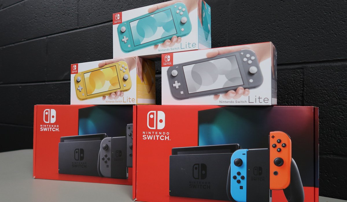 GamerOasis2's tweet photo. NEW SWITCHES ARE IN! Come check out the new model of the full sized Switch with extended battery life as well as its little friend, the new Switch Lite! Grab yours while supplies last! #switchhype https://t.co/N1H08Yuq9G
