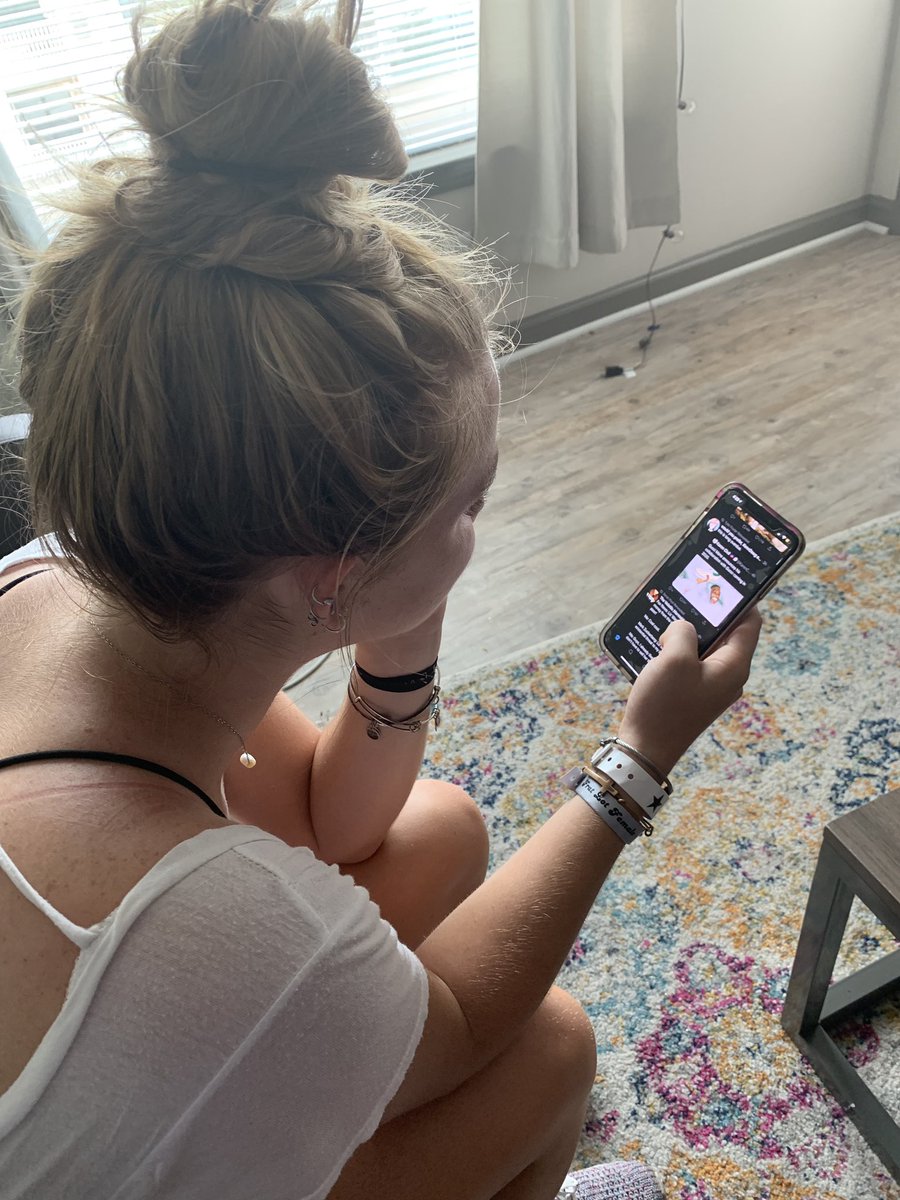 Junior, Olivia Woodman, says she gets most of her news from the “moments” feature on Twitter. She added, “It’s easy to find all of the “need to know news” in one place.” <a href="/DrKPez/">Kirstin Pellizzaro</a> <a href="/UofSC_SJMC/">USC J-school</a> #NewsEngagementDay