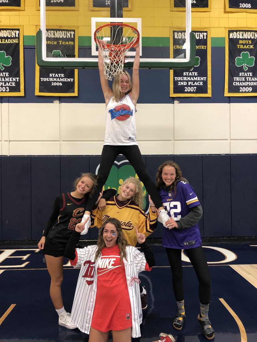 sofie9798's tweet image. On Tuesdays we ball @RosemountHSSCo #hococourt2k19 #only3s #lookattheflickofthewrist #laurensofielivkatereilly #mynameistreyandihaveabasketballgametomorrowowowow