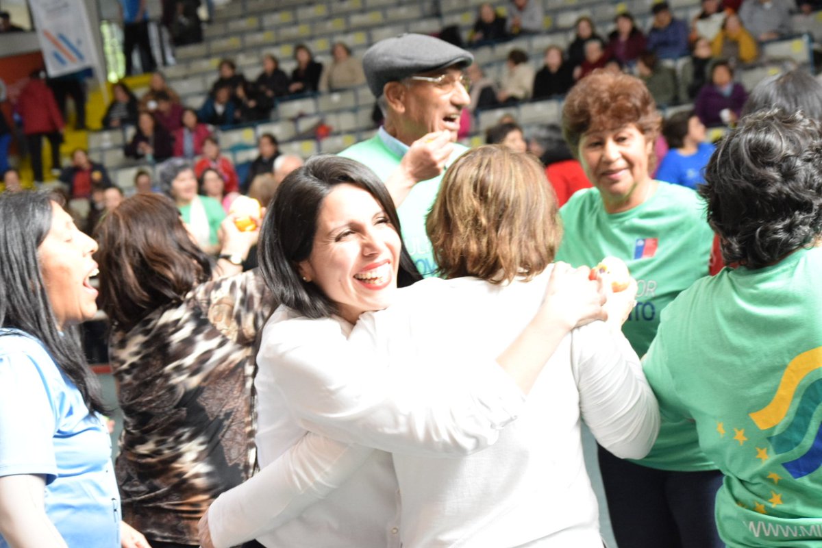 Porque nuestros adultos contagian buenas energías, la Gobernadora <a href="/MjGaticaB/">María José Gatica Bertin</a> participó de la Fiesta de la Primavera de Oro, actividad impulsada por <a href="/MindepLosRios/">Mindep Los Ríos</a> <a href="/INDChileOficial/">IND Chile 🇨🇱</a> y <a href="/SenamaLosRios/">SENAMA Los Rios</a> y que coincide con la celebración del #DíaInternacionalDelAdultoMayor #ValdiviaCL