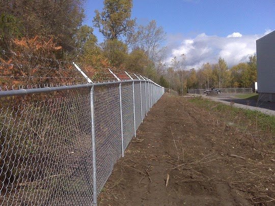 WalshFencing5's tweet photo. Looking for some extra security? A fence may be the solution! Security fences provide protection from theft, vandalism, and all other kinds of unwanted visitors. https://t.co/z1Y6E2bt8j https://t.co/Y2YsN0GPGz