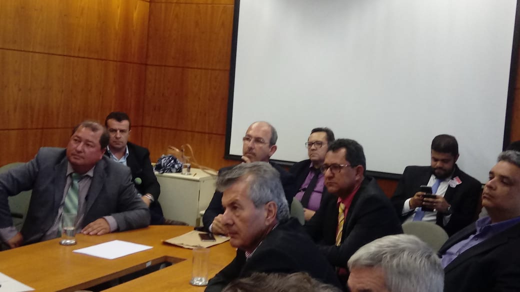 lidicedamata's tweet photo. Participei agora à tarde de reunião com pesquisadores da #CEPLAC, o senador @acirgurgacz e prefeitos da região Sul da #Bahia para debater medidas para a #cacauicultura brasielira e sobre o desmonte desta importante instituição que defende o #cacau e os cacauicultores... https://t.co/0zZMBtMeOi