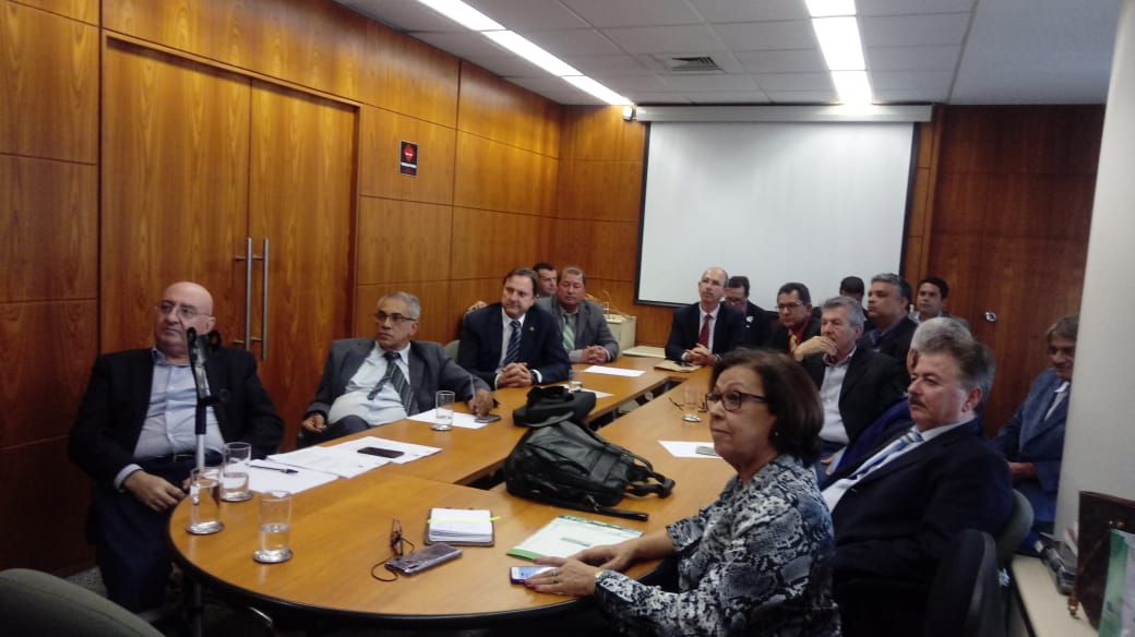 lidicedamata's tweet photo. Participei agora à tarde de reunião com pesquisadores da #CEPLAC, o senador @acirgurgacz e prefeitos da região Sul da #Bahia para debater medidas para a #cacauicultura brasielira e sobre o desmonte desta importante instituição que defende o #cacau e os cacauicultores... https://t.co/0zZMBtMeOi