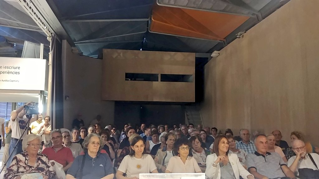 MontseAyats's tweet photo. #1octubre a la sala actes #EspaiBetúlia #Badalona parlant d' #immersió #FOPI #Reciclatge... i del compromís col.lectiu x una #escola lliure i en #català Amb @belgranya @EsterFranquesaB @rosaboixaderas @oriolllado entre el públic #LaReinvencióEscolaCatalana https://t.co/p3vY1YGLoj