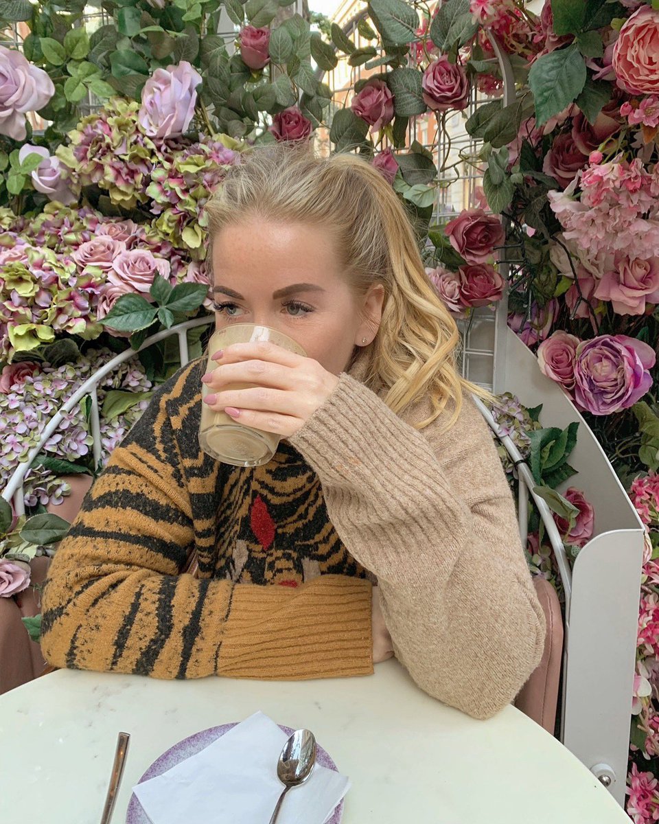 catnails82's tweet photo. Pistachio coffee at @elan_cafe with my heart ❣ @dimi82A I can’t wait to be better again for a day out 😩 https://t.co/Vm6RmrmX2t