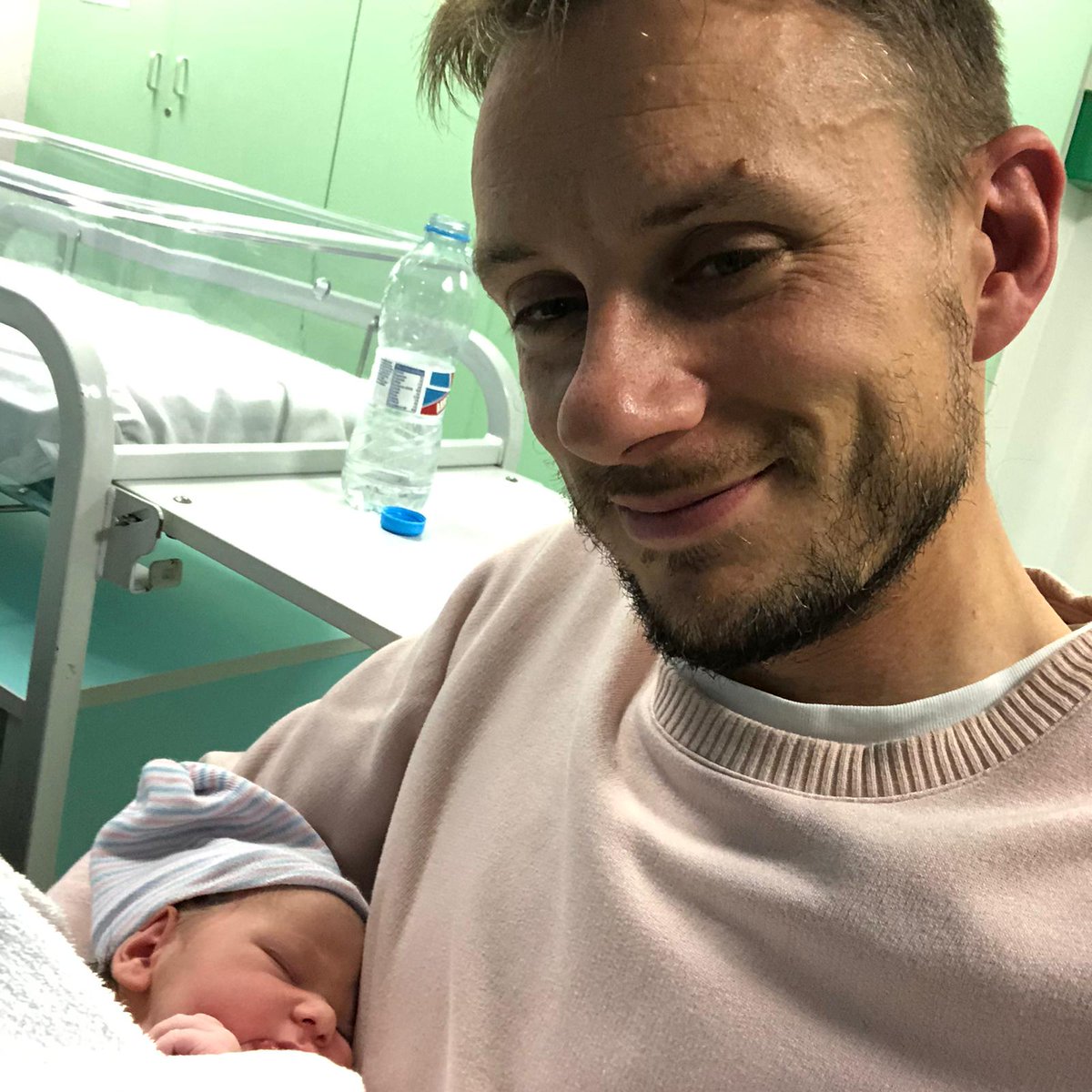 WilmslowCC's tweet photo. 🍾CONGRATULATIONS🍾 - More good news for your #Squirrels this evening, as Toby Ward and his wife Jacquelin welcomed their little one to the world this evening! We’ve already got his #SquadNumber on standby!
#MightySquirrels #Wilmslow #AlderleyEdge #Cheshire #Cricket https://t.co/75rVueDisR