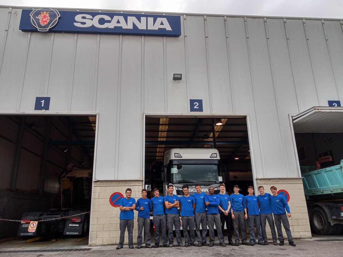 TMontilivi's tweet photo. Classe a #camiongrup, aprenent a calibrar la càmera i el radar dels sistemes d'ajuda a la conducció d' #Scania. Fa molta il·lusió trobar ex-alumnes, ara grans tècnics, a les empreses, ara són ells els que col·laboren en la formació dels nostres aprenents. Gràcies! https://t.co/STkgByG3kn
