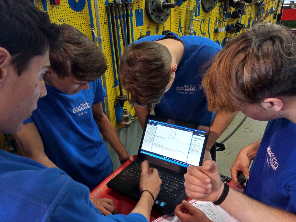 TMontilivi's tweet photo. Classe a #camiongrup, aprenent a calibrar la càmera i el radar dels sistemes d'ajuda a la conducció d' #Scania. Fa molta il·lusió trobar ex-alumnes, ara grans tècnics, a les empreses, ara són ells els que col·laboren en la formació dels nostres aprenents. Gràcies! https://t.co/STkgByG3kn