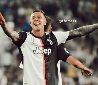 ciambi83's tweet photo. Stasera le aspirine gliele offriamo noi gli abbiamo fatto scoppiare la testa #juveb04 3 0 @championsleague #ucl @G_Higuain @fbernardeschi @Cristiano @juventusfc #juventus #juve #campioniditalia #w8nderful #allianzstadium #serieatim  #juventusstadium #finoallafineforzajuventus https://t.co/bH2R735bYJ