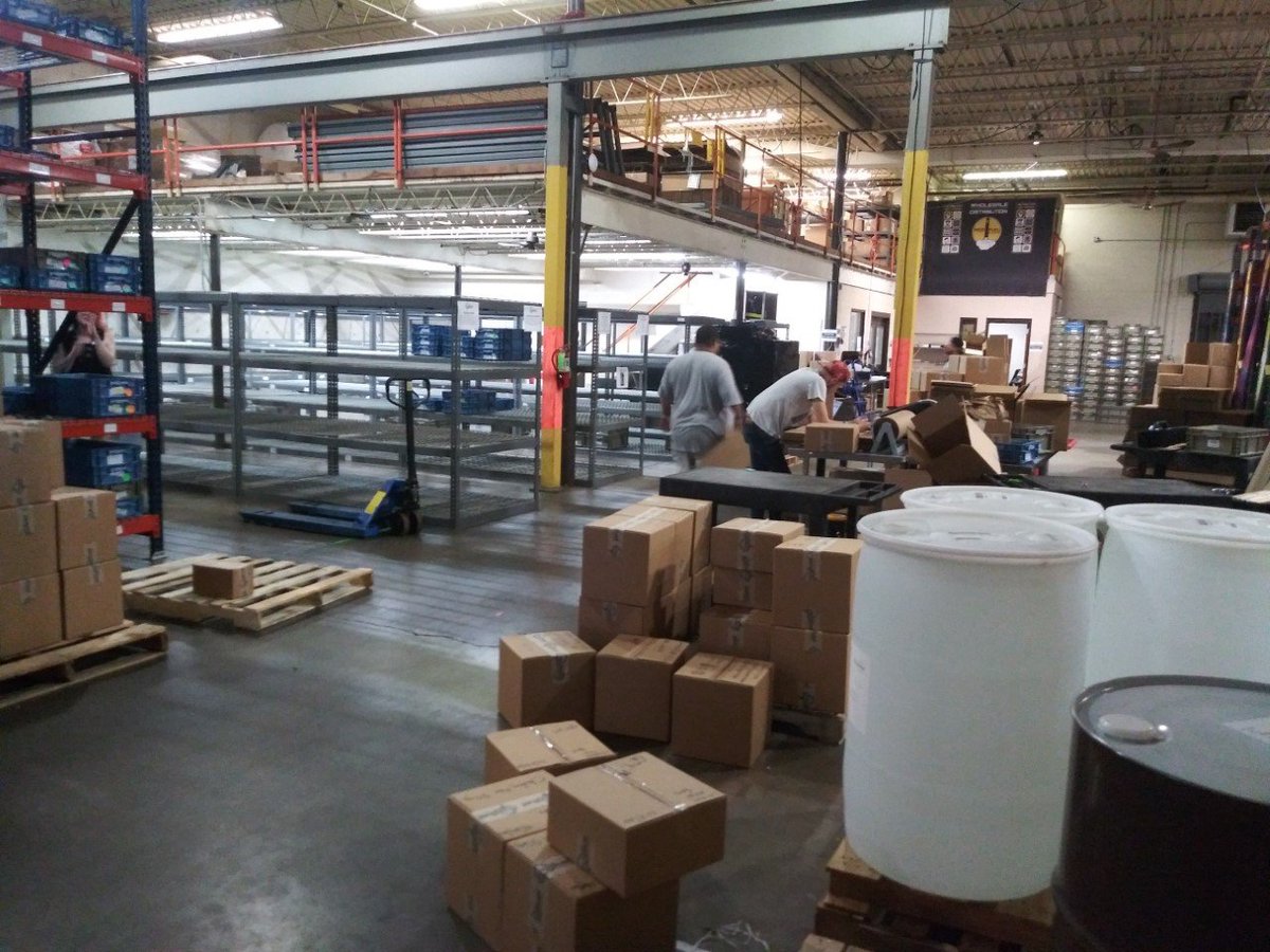 DefendMIRights's tweet photo. Shelves are barren. Workers are being laid off. The governor's vape ban is hurting Michigan workers, families and communities. Write your lawmaker and tell them to #DefendMIRights: https://t.co/KzaLCancFJ https://t.co/Mh0HAEIRke
