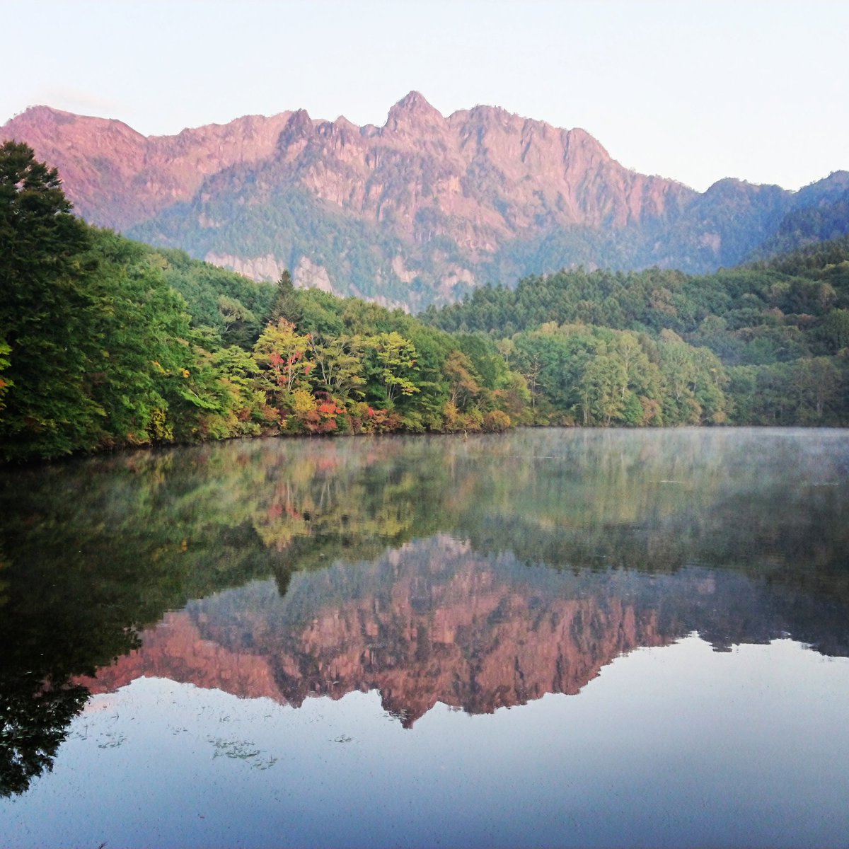 戸隠 鏡池の紅葉 見ごろや現在の様子 混雑状況や交通規制など 戸隠観光なび