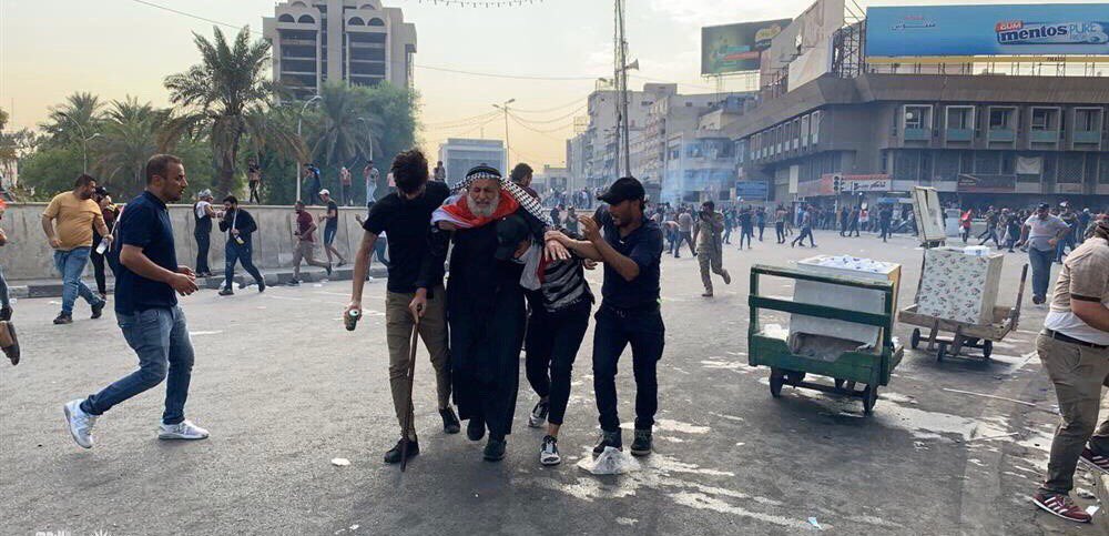 هاي هيه حقيقة الديمقراطيه في العراق اين الساسيين الذين يدعون بالديمقراطية وحقوق الإنسان والحق في التظاهر هل هذا واجب الحكومه تجاه المواطنين سب وشتم وضرب وقتل 
حسبنا الله ونعم الوكيل
#ساحه_التحرير