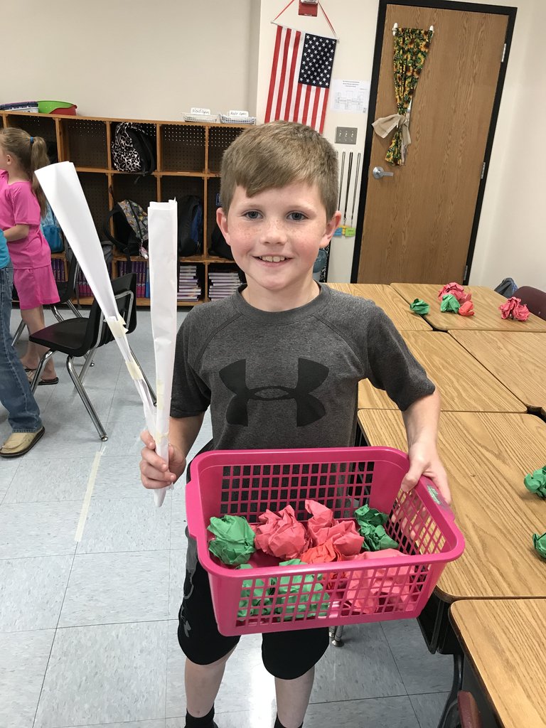 CentralElemEag1's tweet photo. The KY Apple Festival is approaching and what have Mrs. Holbrook’s third graders at Central Elementary been doing this week?  They’ve engineered and tested “apple trappers” and practiced Language Art skills while learning about apple orchards through a Nearpod lesson! https://t.co/jldZf8Q0uo