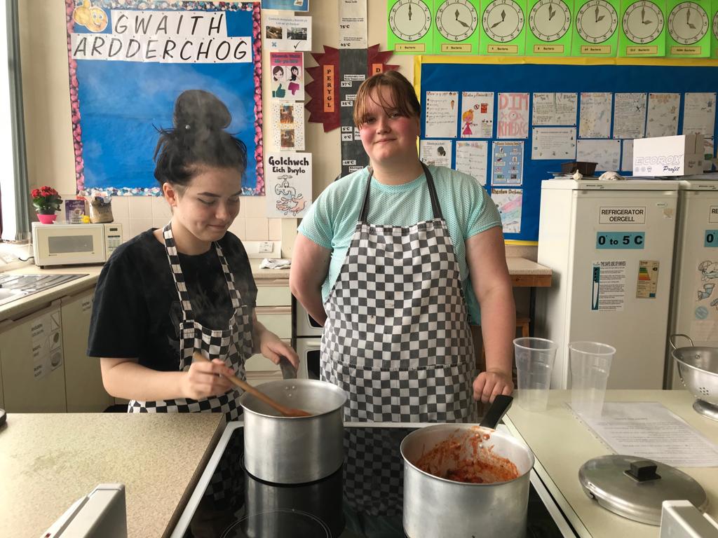 DavidHughesYDH's tweet photo. Bl 13 wedi cael amrywiaeth! Diwrnod o goginio, hunan amddiffyn a salsa! Yr 13 had a bit of variety! A day of cooking, self defence and salsa! https://t.co/kiG7i3Al8z