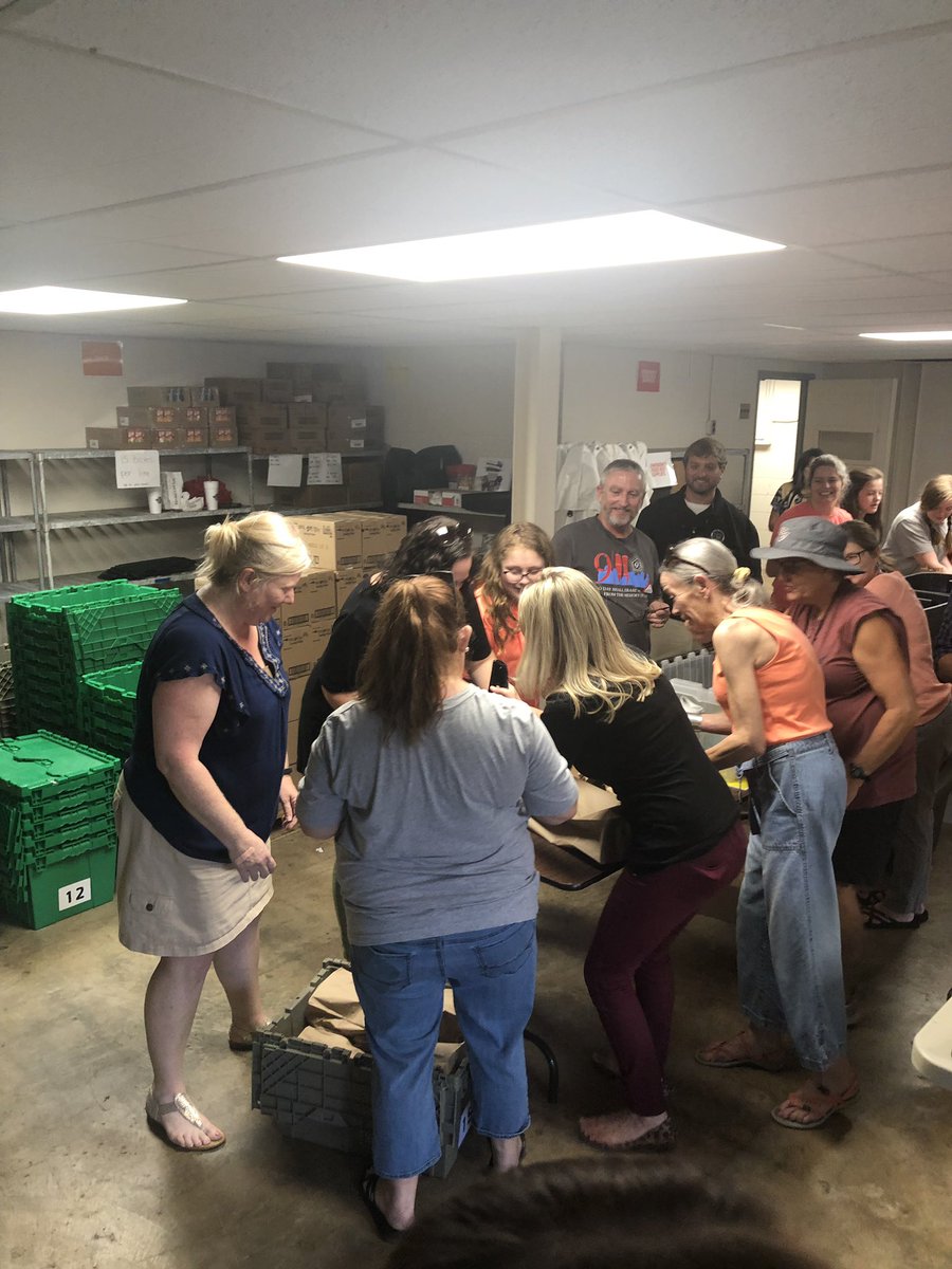 DamonRainesWC's tweet photo. Backpack Blessings @WalkerCoSchools @ymca_northga 1368 snack packs in 45 minutes tonight; fierce competition between @LMSRamblers and @CVMSEagles #AmazingVolunteers #FunandChallenging https://t.co/5HrKhHzJ73