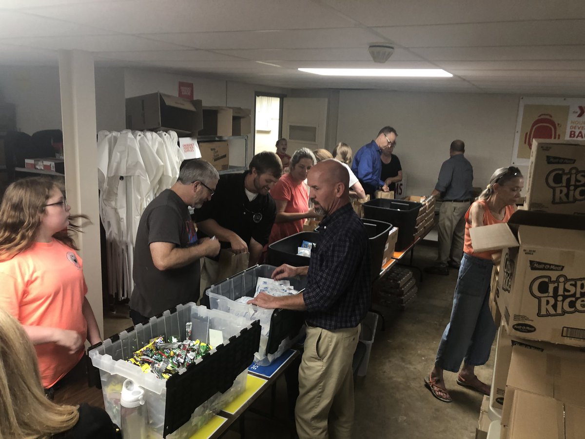 DamonRainesWC's tweet photo. Backpack Blessings @WalkerCoSchools @ymca_northga 1368 snack packs in 45 minutes tonight; fierce competition between @LMSRamblers and @CVMSEagles #AmazingVolunteers #FunandChallenging https://t.co/5HrKhHzJ73