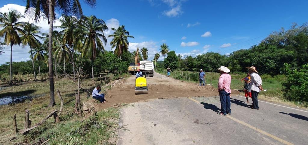HectorAstudillo's tweet photo. Trabajamos a marchas forzadas para restablecer los caminos en cada una de la regiones del estado. El puente Igualita- Cochoapa El Grande en la Región Montaña ya tiene paso. https://t.co/RTOHLIXxrs